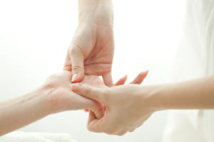The beautician who massages a hand